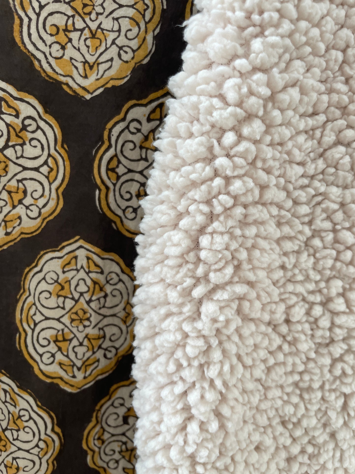 Gilet sans manche réversible moumoute Sherpa et intérieur voile de coton indien motifs marron et beige