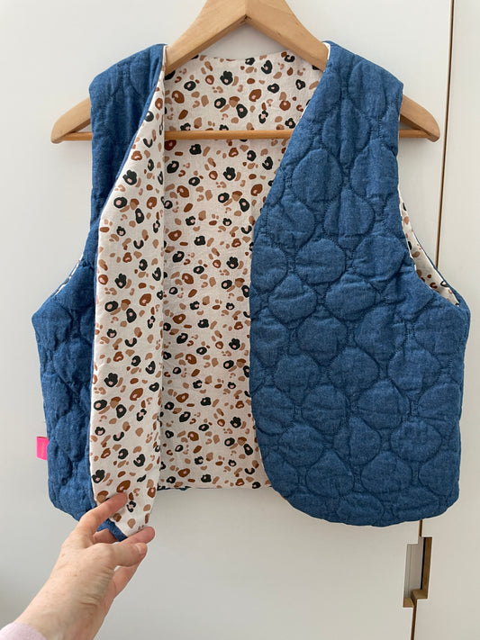 Gilet sans manche réversible en jean matelassé et intérieur coton motif léopard