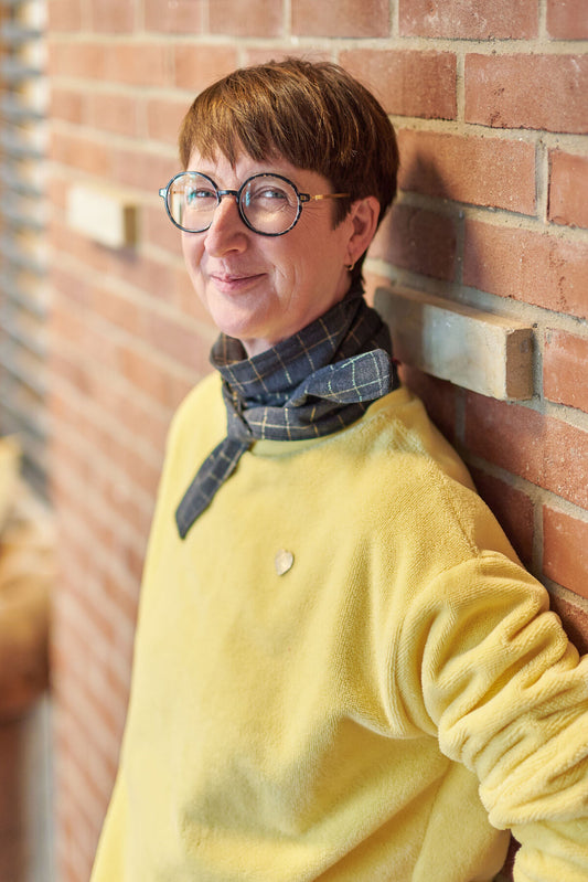 Echarpe Sophie noir sweat jaune mur en brique