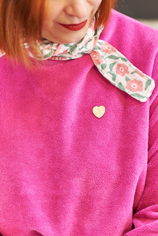 Echarpe Sophie fleurs détails pin's coeur en cuir doré sweat fushia