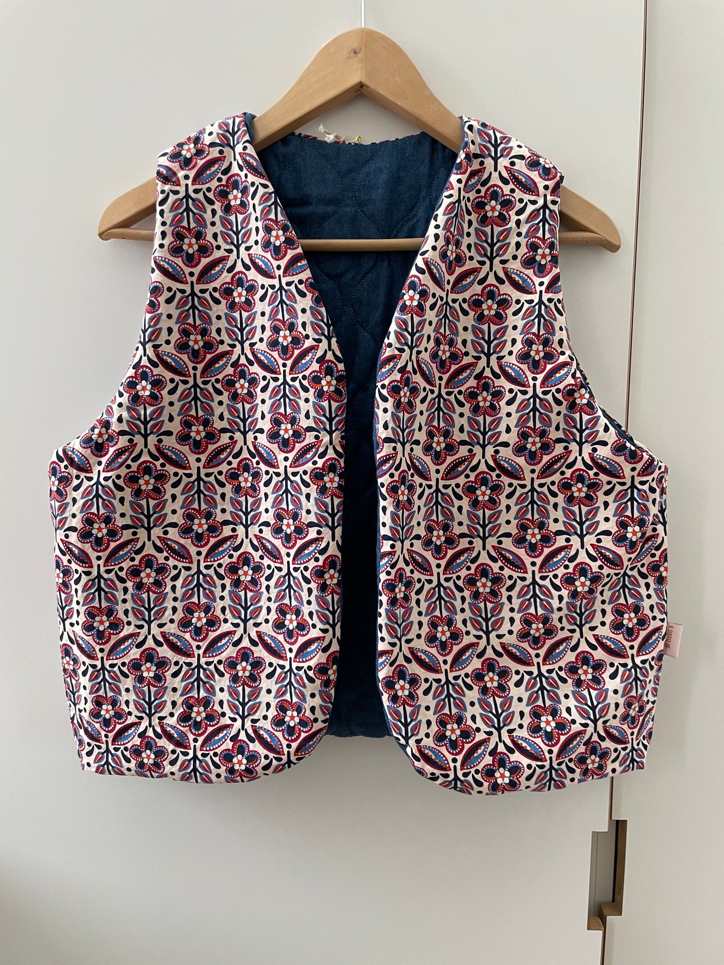 Gilet sans manche réversible matelassé jeans et intérieur coton motifs indiens bleu, blanc, rouge