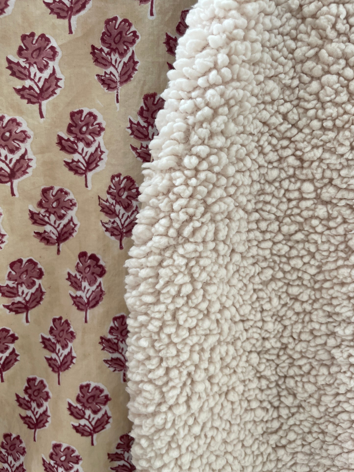 Gilet sans manche réversible moumoute Sherpa et intérieur voile de coton indien motifs fleurs rose fond écru