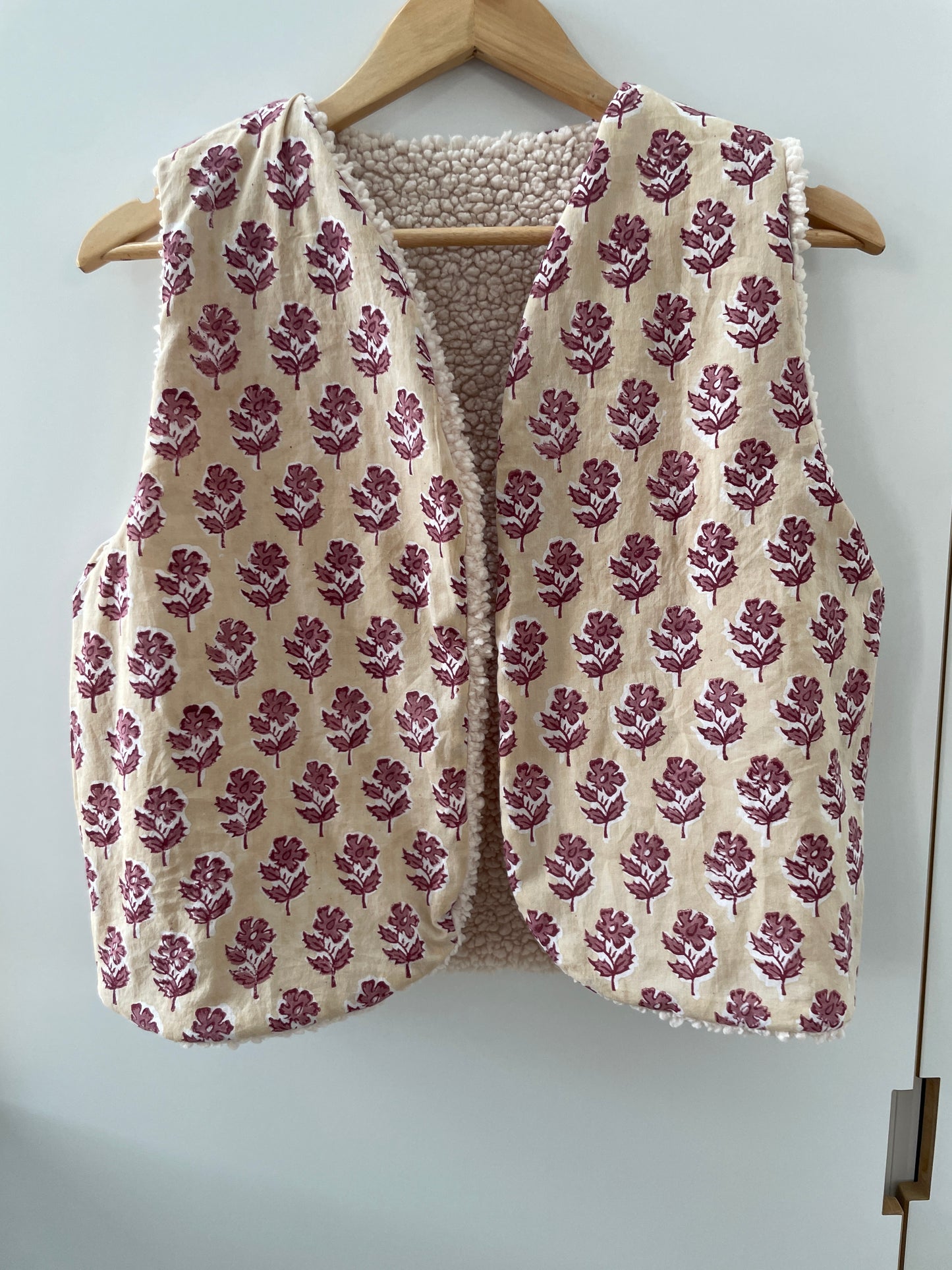 Gilet sans manche réversible moumoute Sherpa et intérieur voile de coton indien motifs fleurs rose fond écru