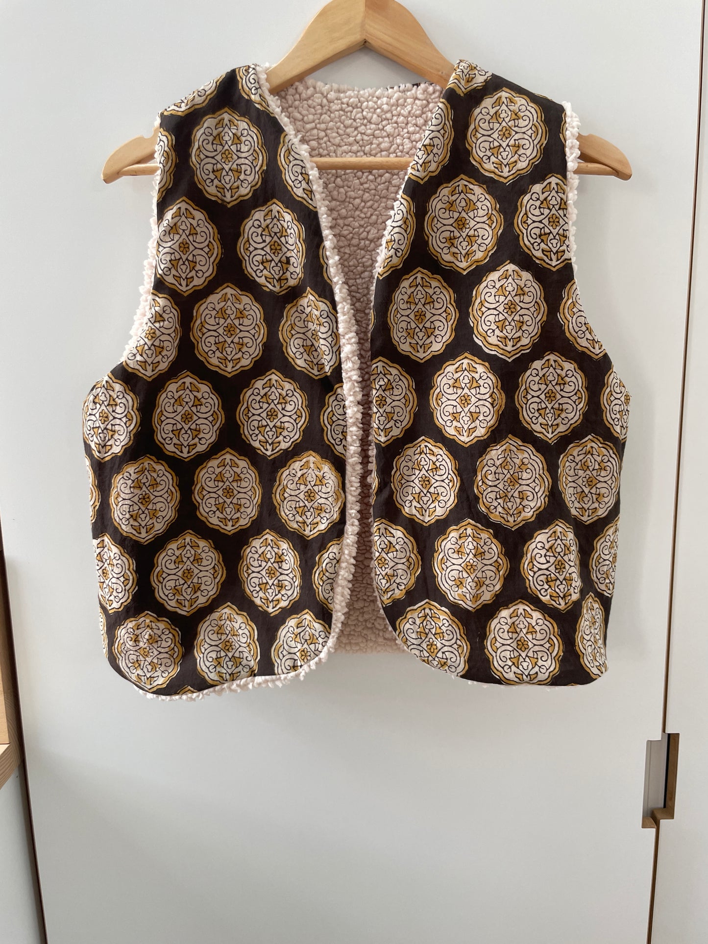 Gilet sans manche réversible moumoute Sherpa et intérieur voile de coton indien motifs marron et beige