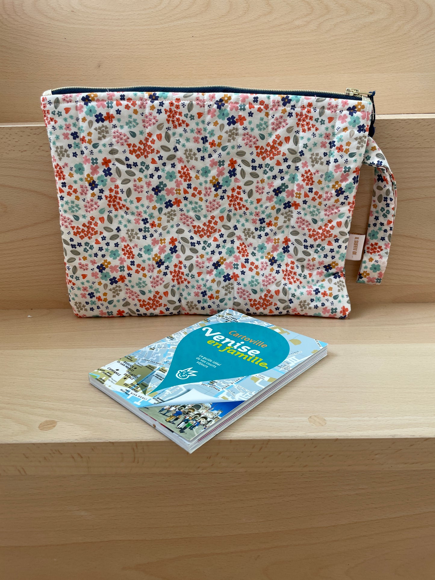 Pochette de voyage/ Housse I pad - Matelassé tissu creme avec petites fleurs avec une anse