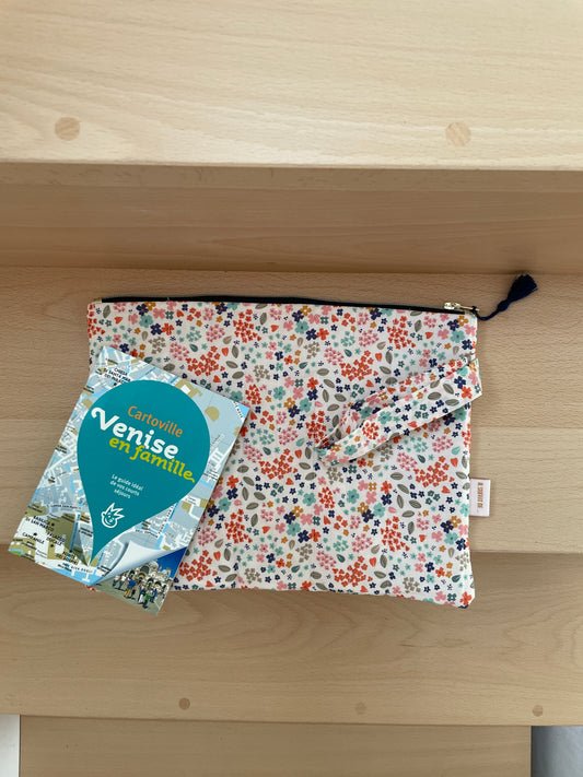 Pochette de voyage/ Housse I pad - Matelassé tissu creme avec petites fleurs avec une anse