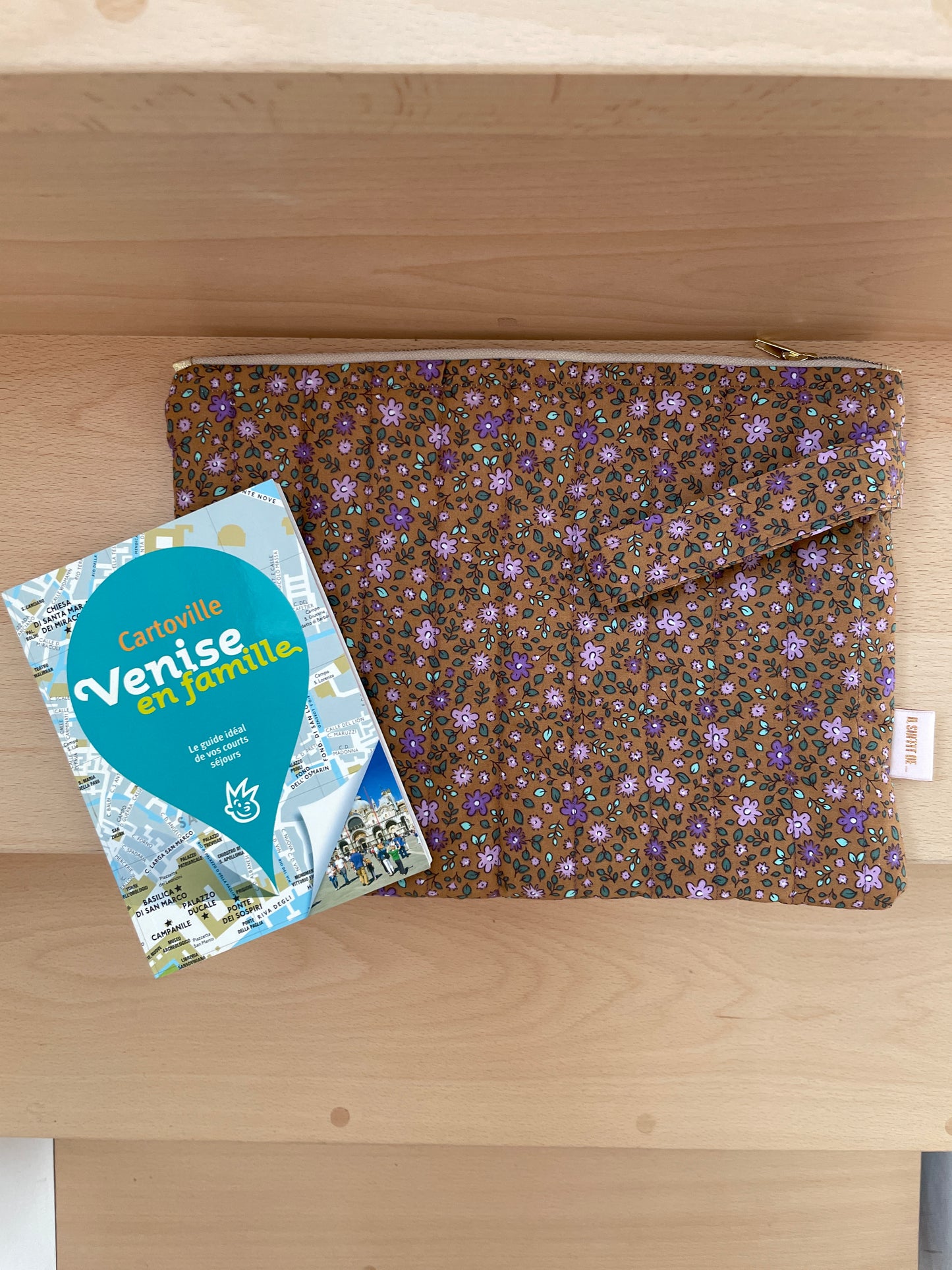 Pochette de voyage/ Housse I pad - Matelassé tissu marron avec petites fleurs violettes  avec une anse