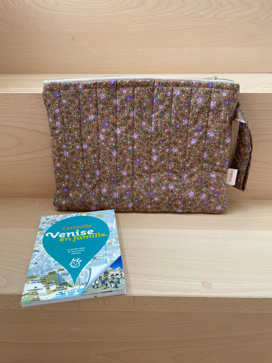 Pochette de voyage/ Housse I pad - Matelassé tissu marron avec petites fleurs violettes  avec une anse