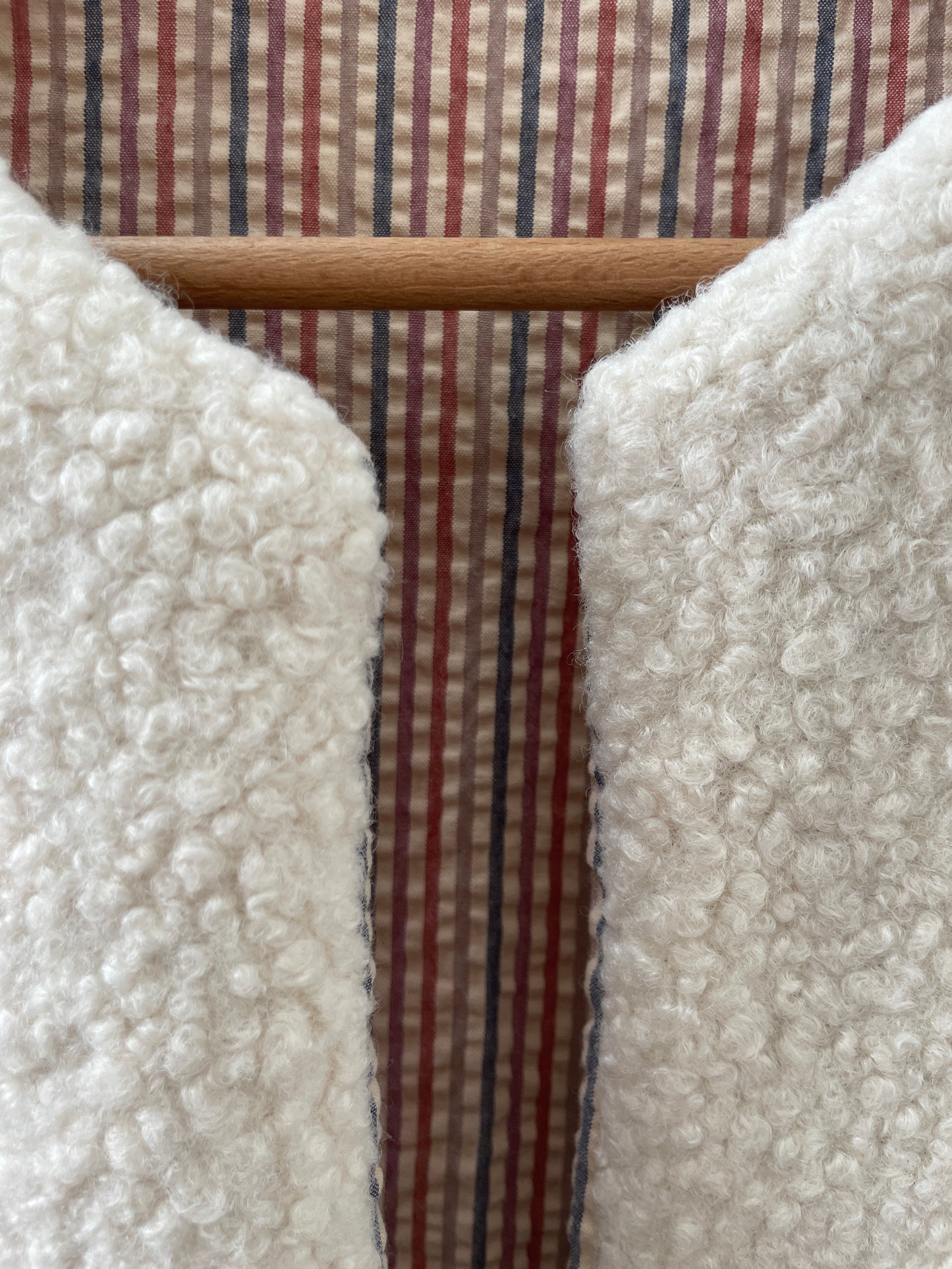 Gilet sans manche réversible bouclettes écru et seersucker ligné