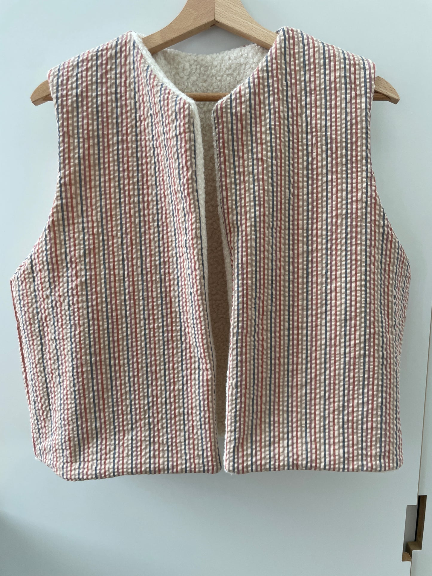 Gilet sans manche réversible bouclettes écru et seersucker ligné