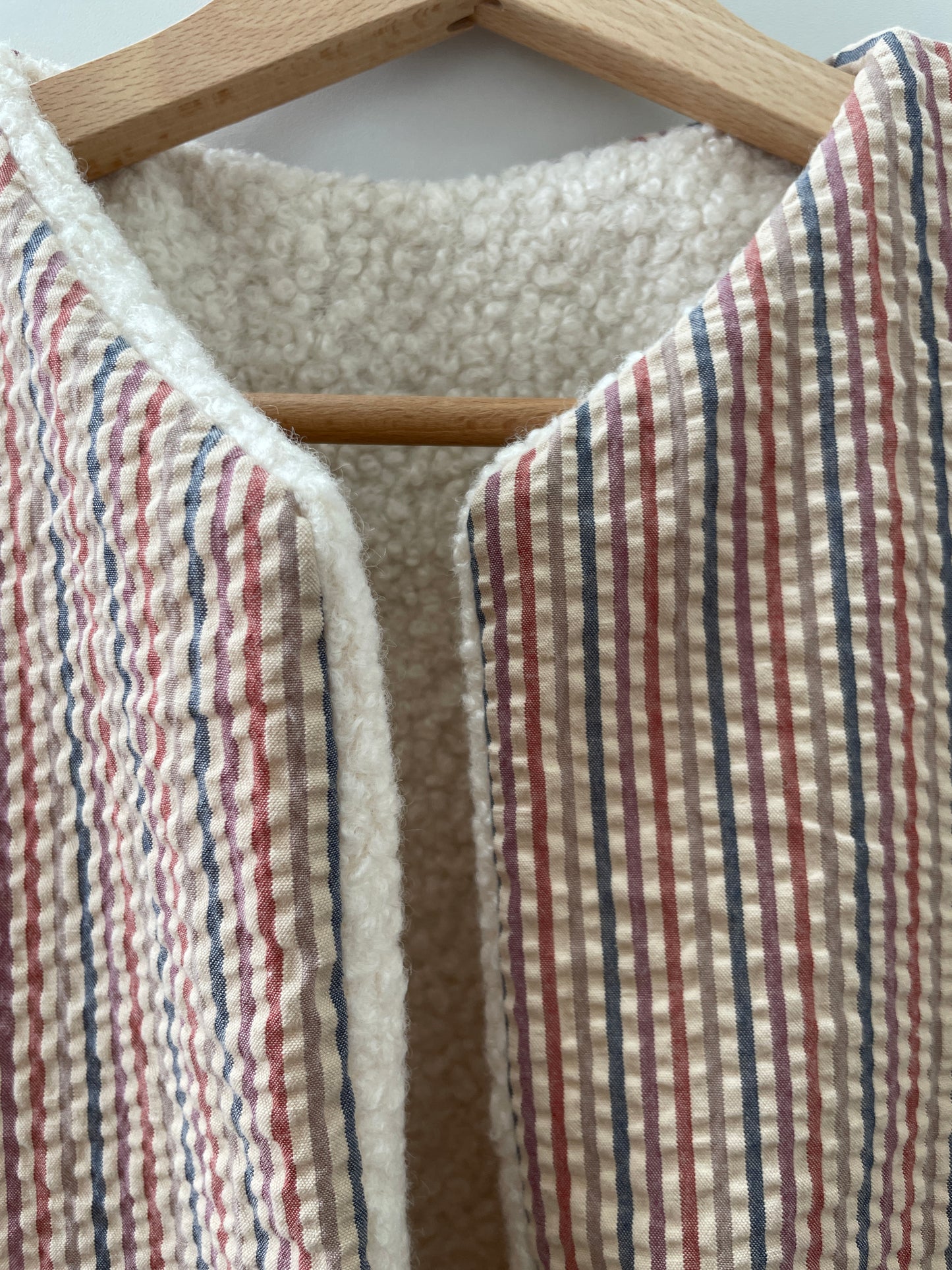 Gilet sans manche réversible bouclettes écru et seersucker ligné