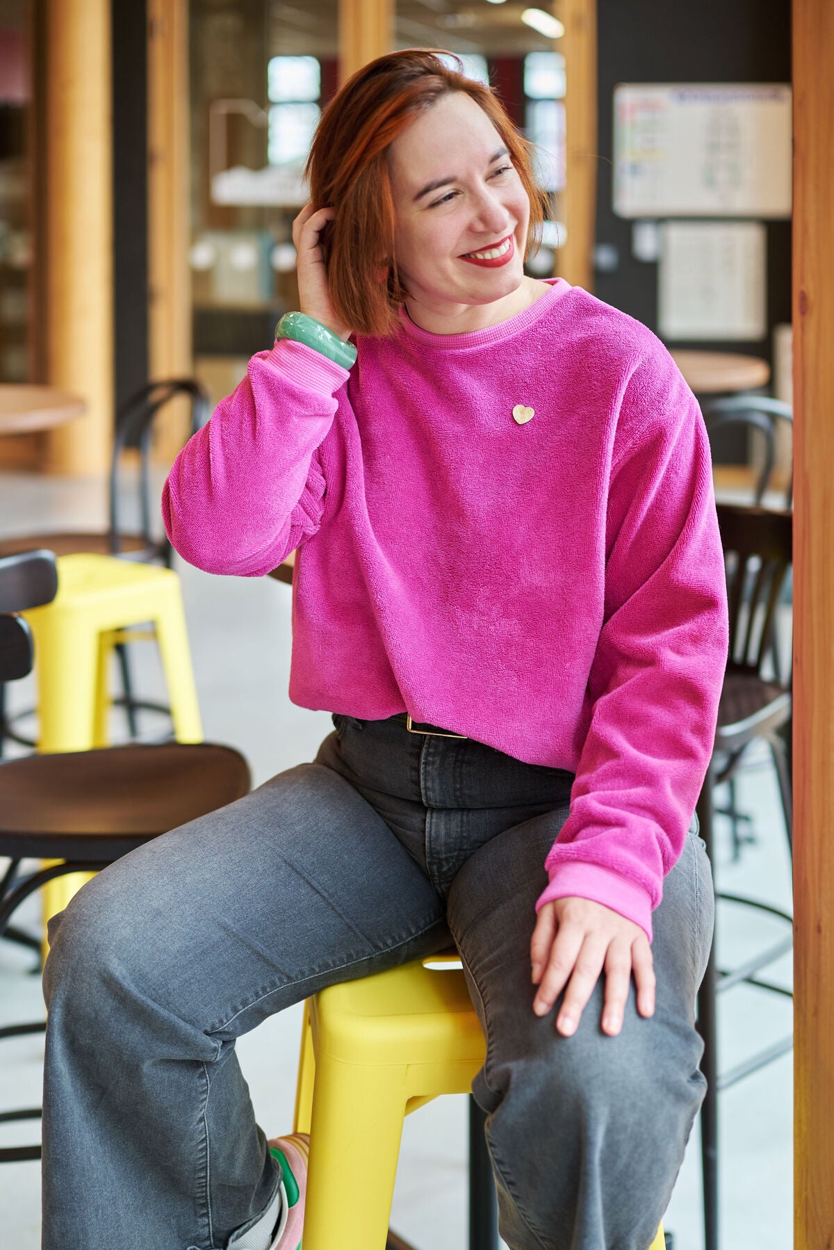 Sweat fushia main dans les cheveux