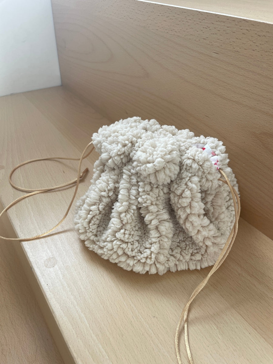 Trousse de maquillage Caro en Sherpa moumoute et intérieur coton motif indien bleu blanc rouge