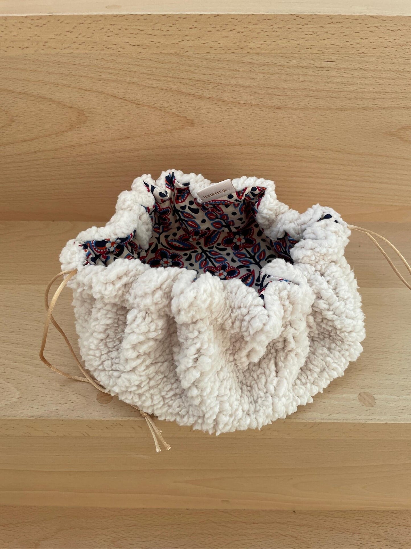 Trousse de maquillage Caro en Sherpa moumoute et intérieur coton motif indien bleu blanc rouge