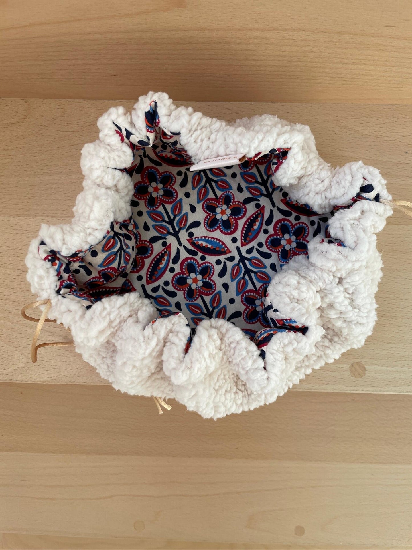 Trousse de maquillage Caro en Sherpa moumoute et intérieur coton motif indien bleu blanc rouge