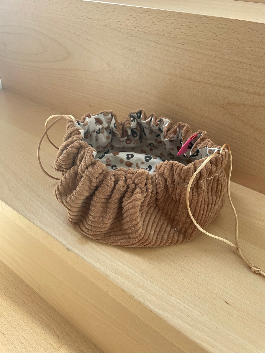 trousse maquillage pratique en voyage velours cotele camel motif leopard mi fermée