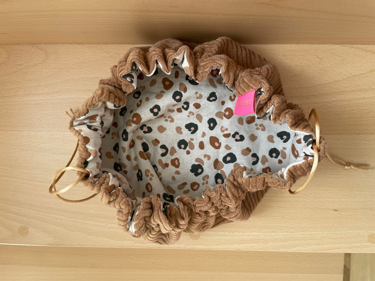 trousse maquillage pratique en voyage velours cotele camel motif leopard ouverte