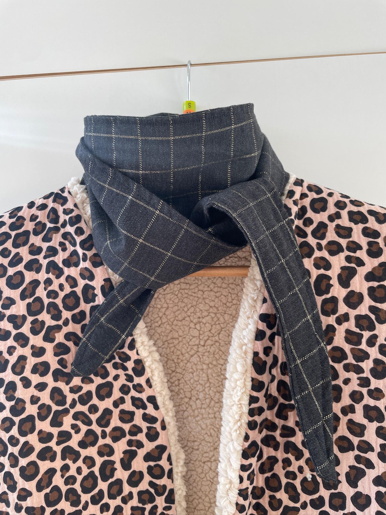 Echarpe Sophie noire gilet leopard