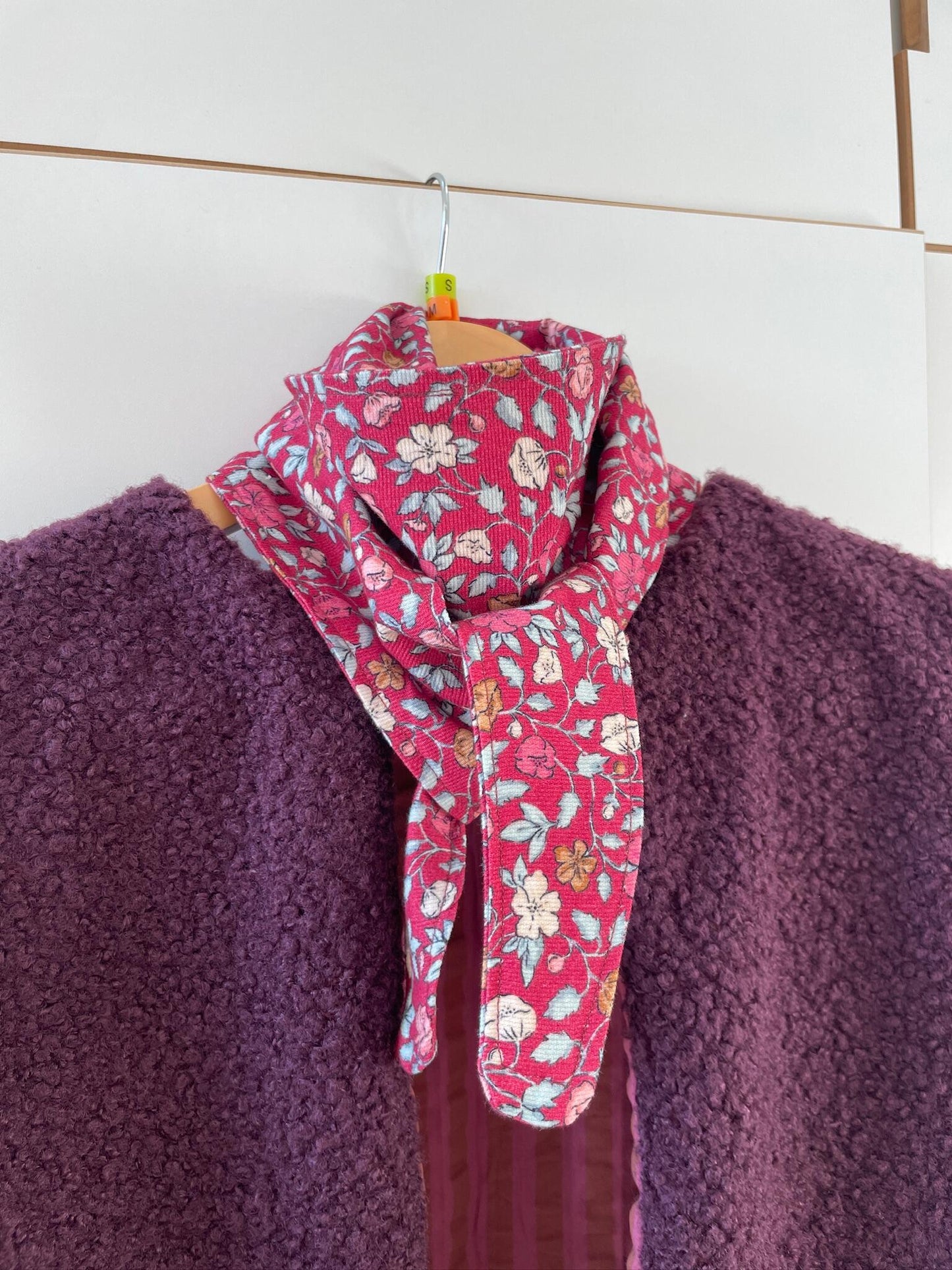 Echarpe Sophie fleurs fond bordeaux