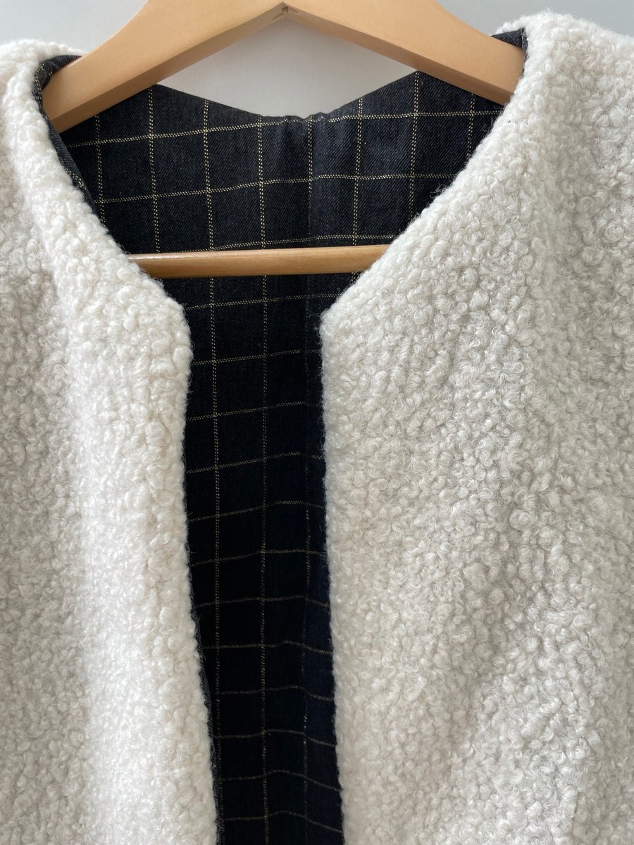 gilet sans manche bouclette écru intérieur anthracite et carreaux lurex détail col