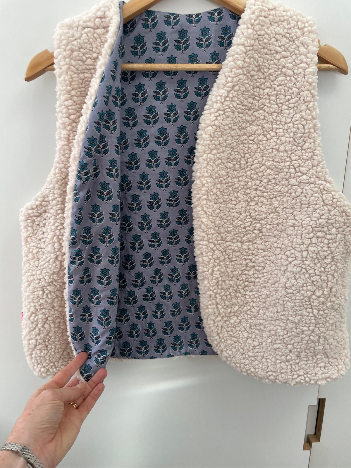 gilet sans manche sherpa bleu motif indiens