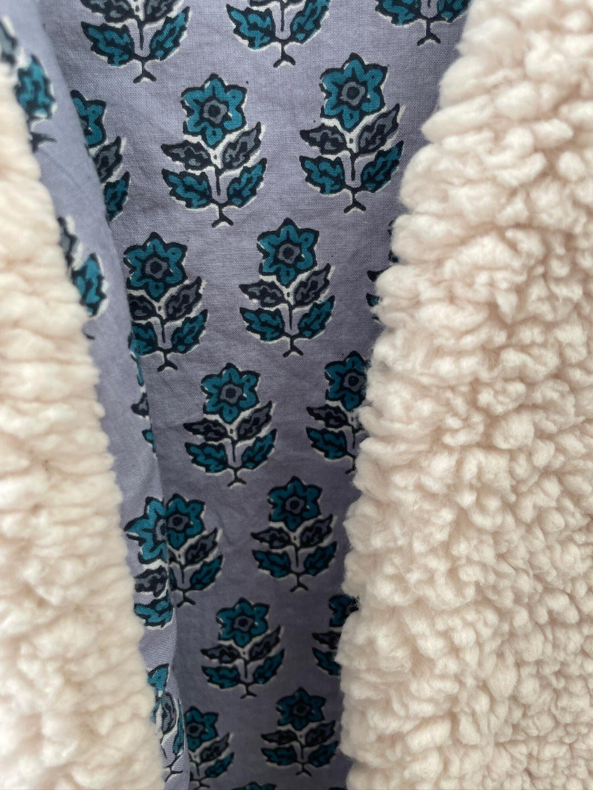Gilet sans manche détails bleu motifs indiens