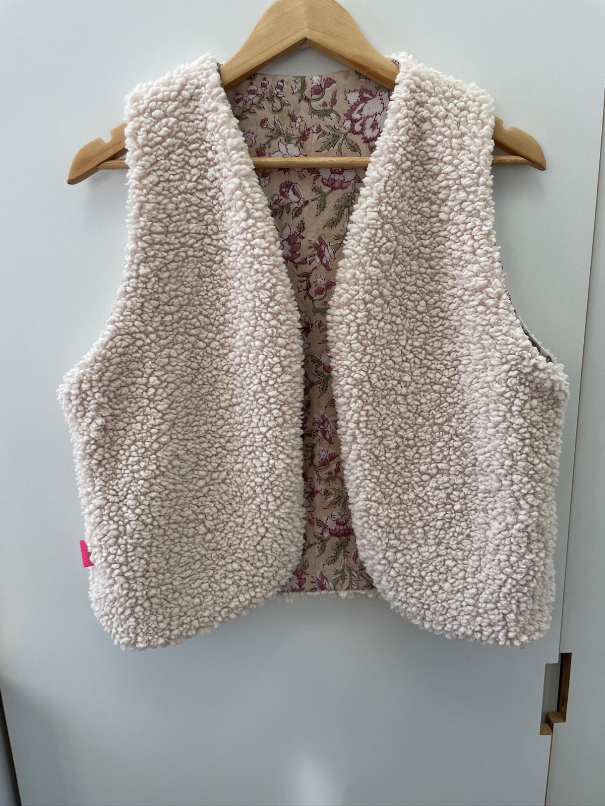 gilet sans manche motifs indiens rose beige