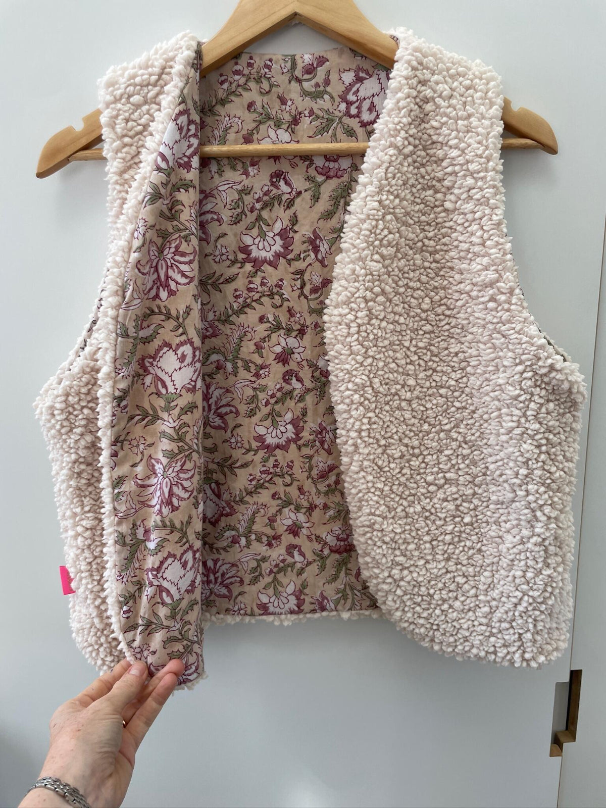 gilet sans manche sherpa voile de coton motifs indiens beige rose