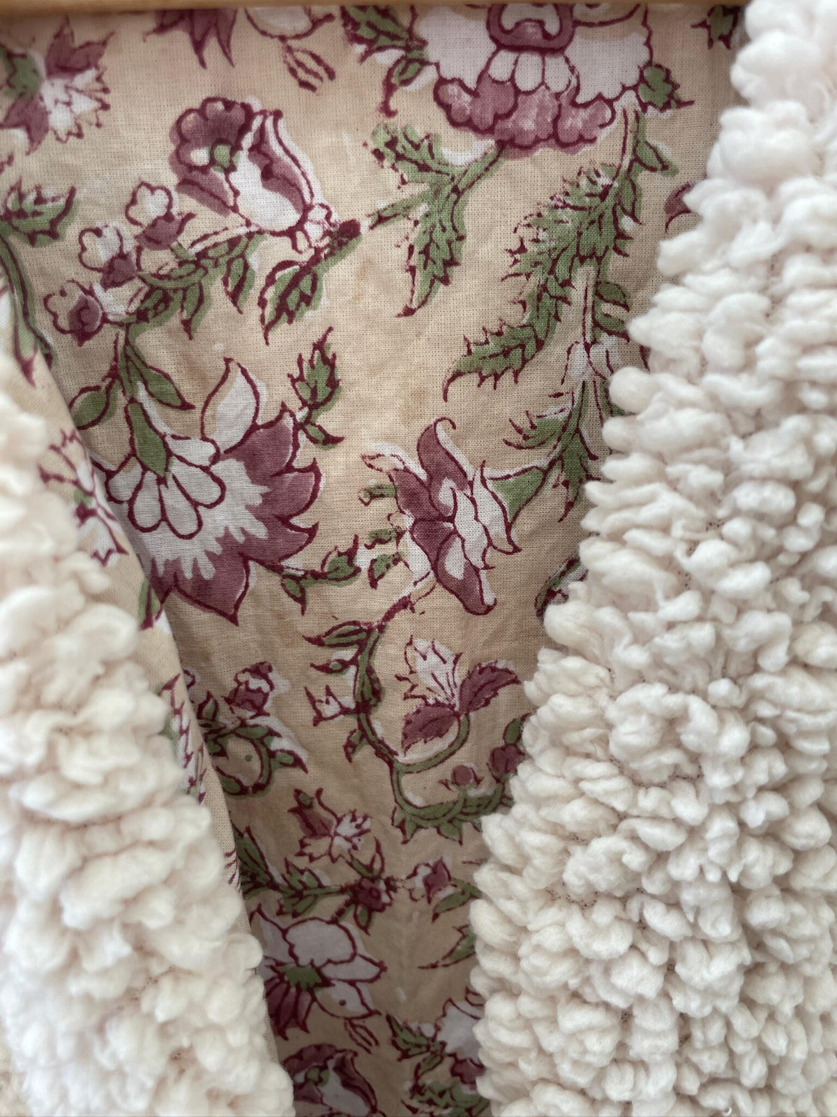 gilet sans manche détails motifs indiens beige et rose