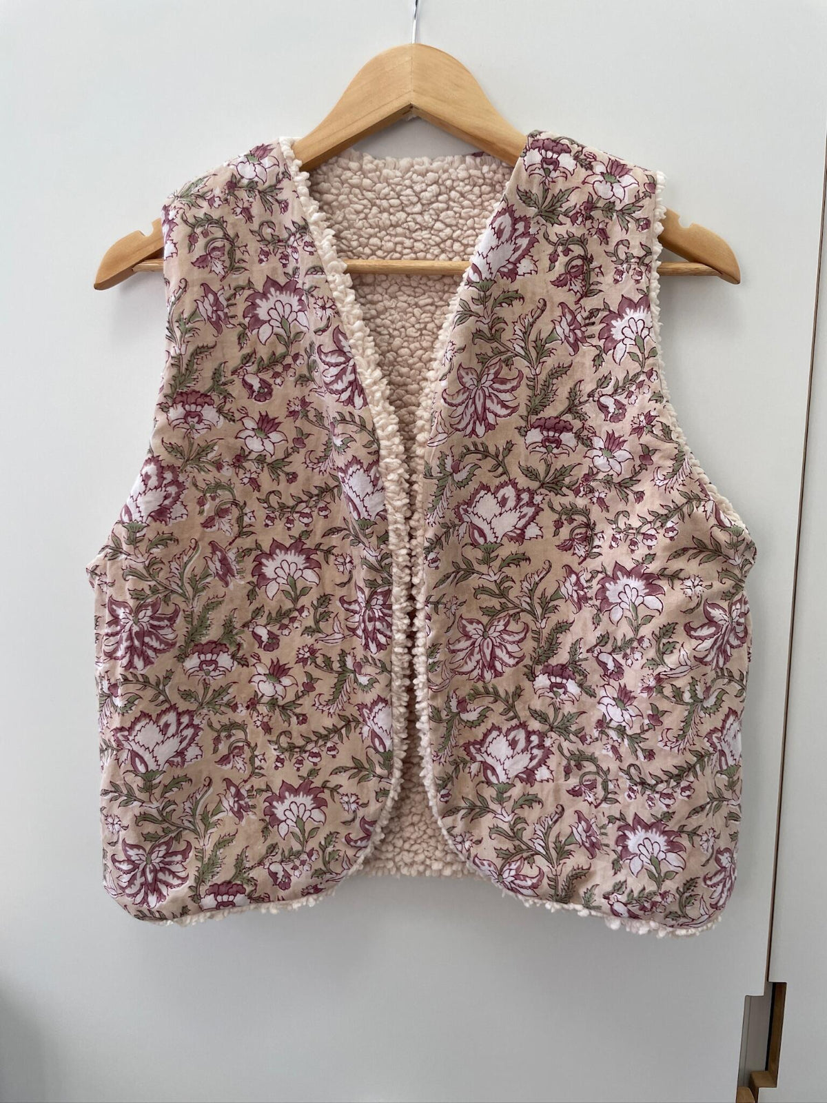 Gilet sans manche motifs indiens roses et beige