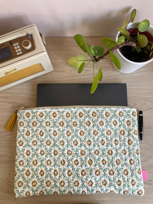 Housse ordinateur portable matelassée - écru-vert - 15 pouces – Fabrication artisanale à Lille