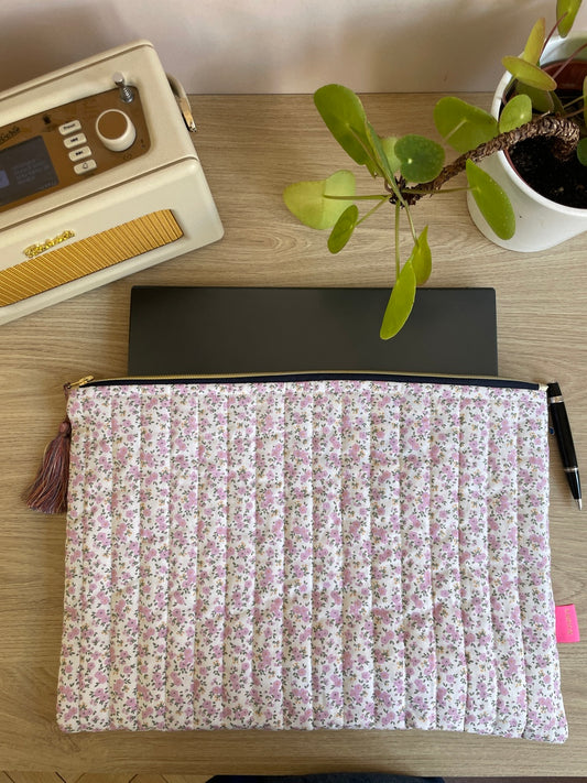 Housse ordinateur portable matelassée - rose avec petites fleurs - 15 pouces – Fabrication artisanale à Lille