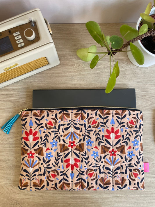 Housse ordinateur portable - 13 pouces - tissu matelassé beige fleurs rouges et bleues