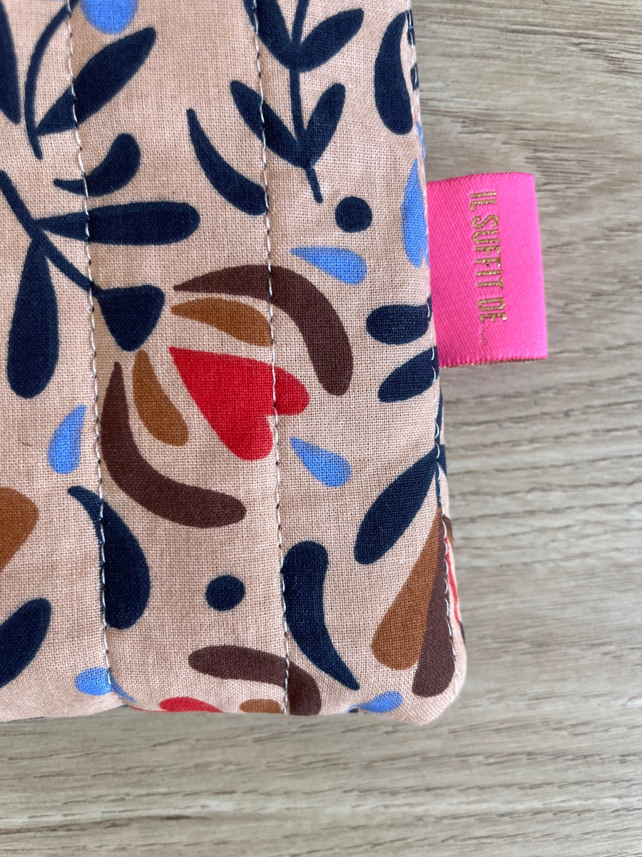 Housse ordinateur floral détail avec étiquettes rose fluo