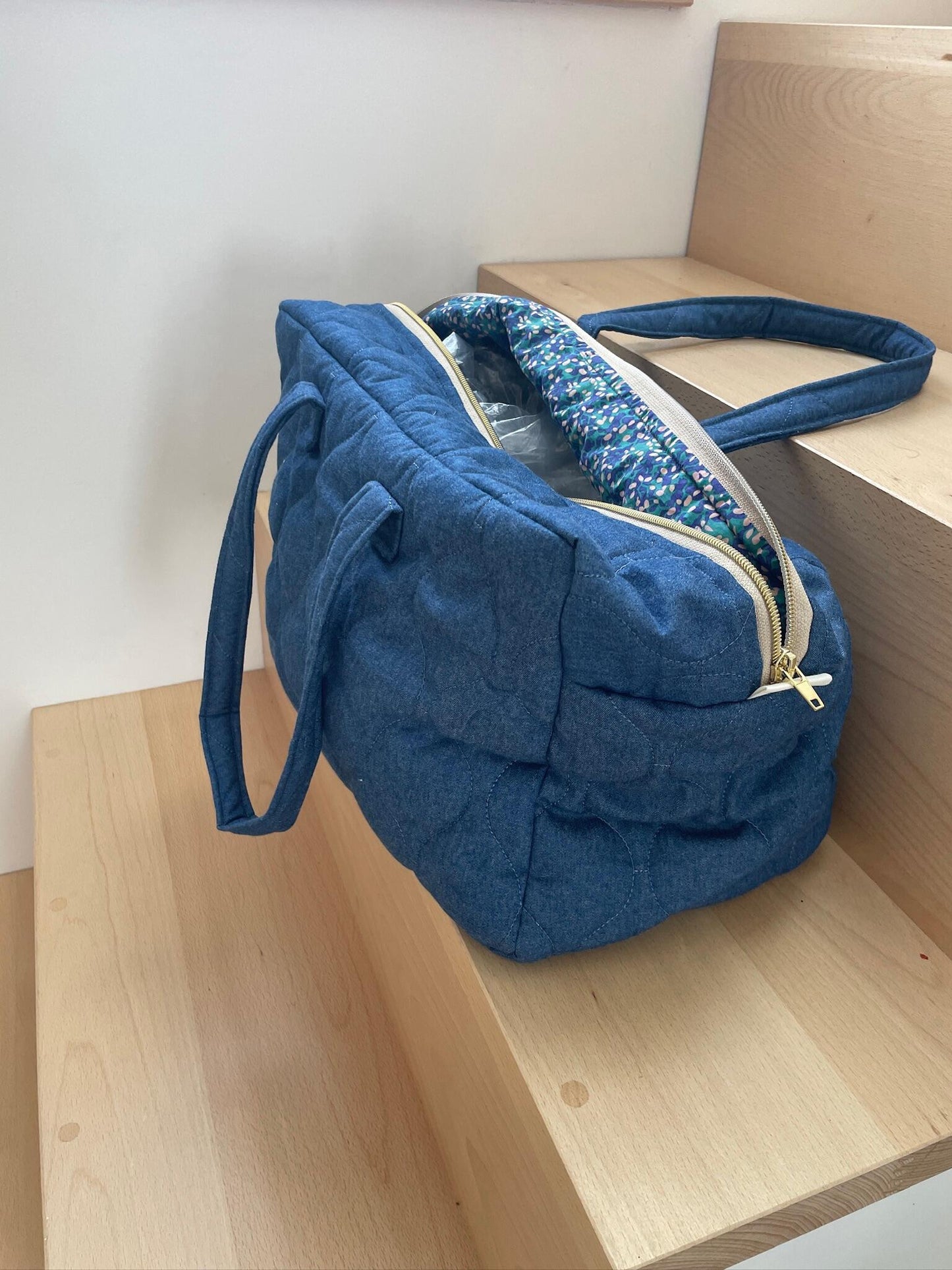 sac week end matelassé denim et intérieur assorti ouvert