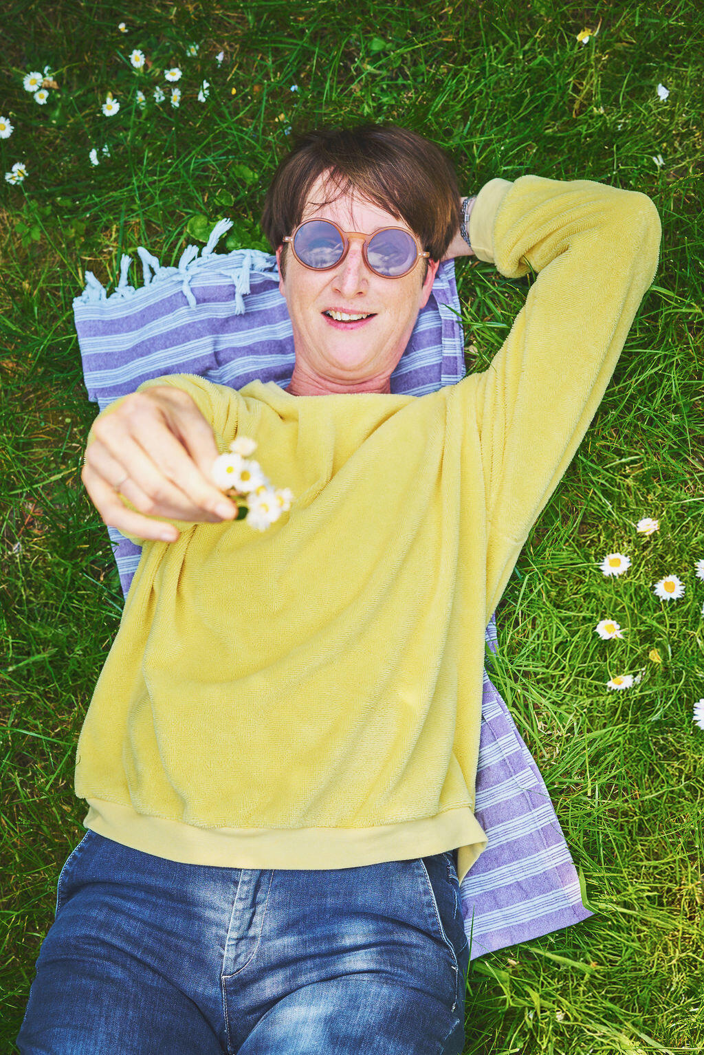 Sweat jaune couché sur l'herbe