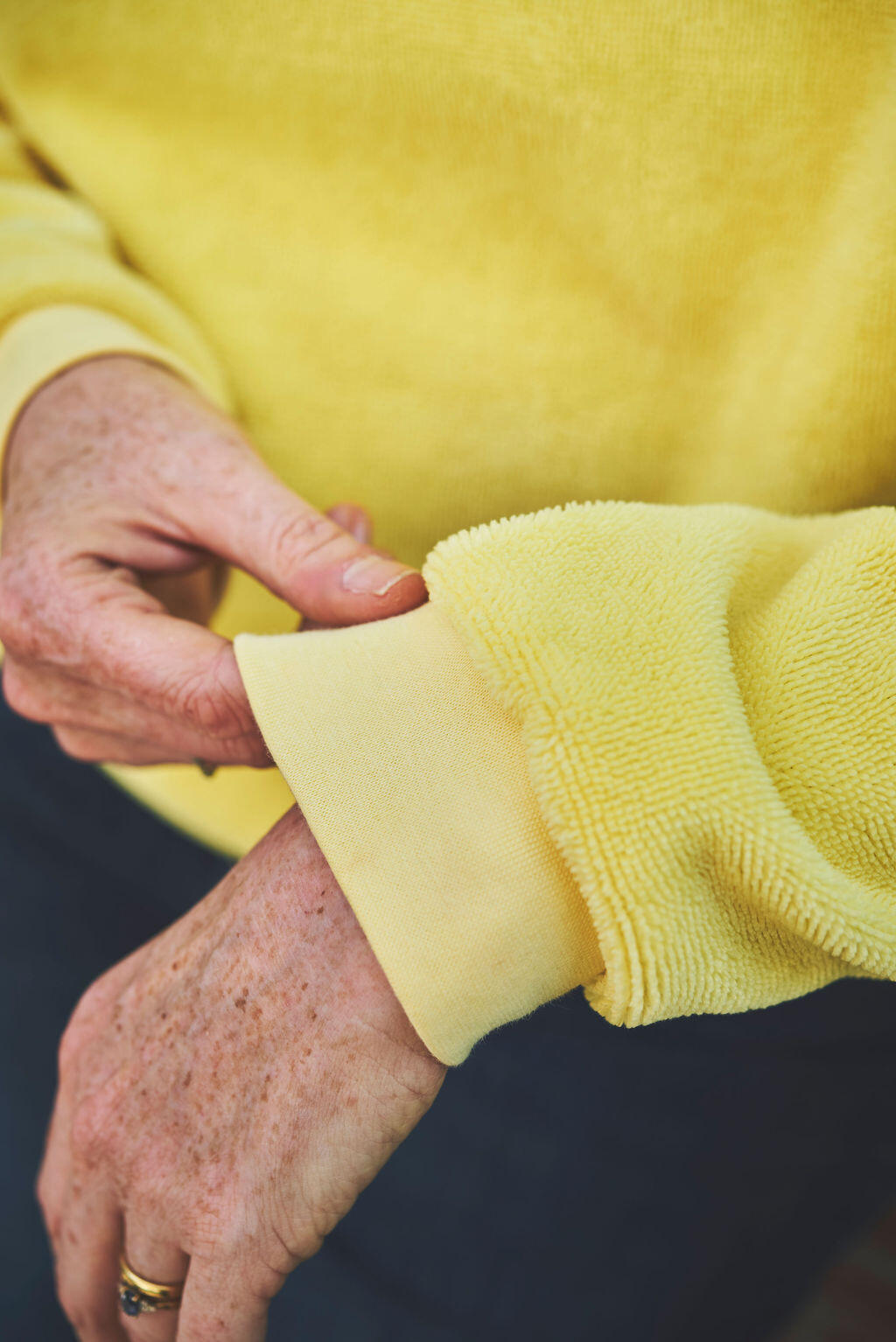 Sweat jaune détail poignet