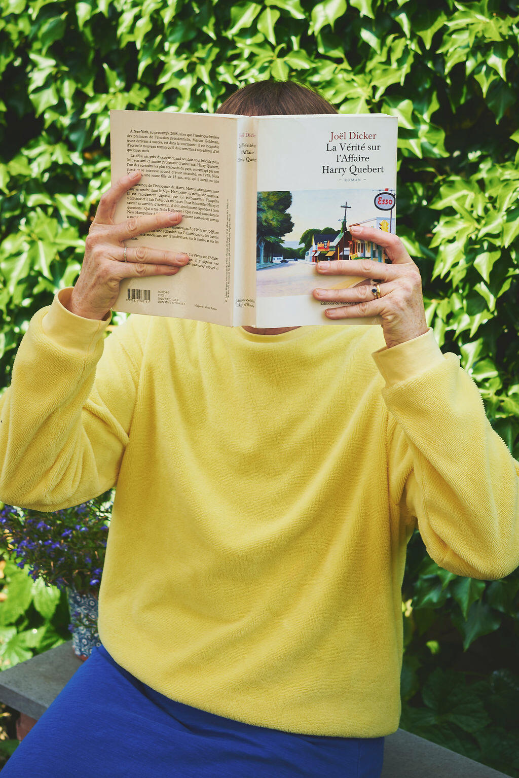 sweat jaune avec livre