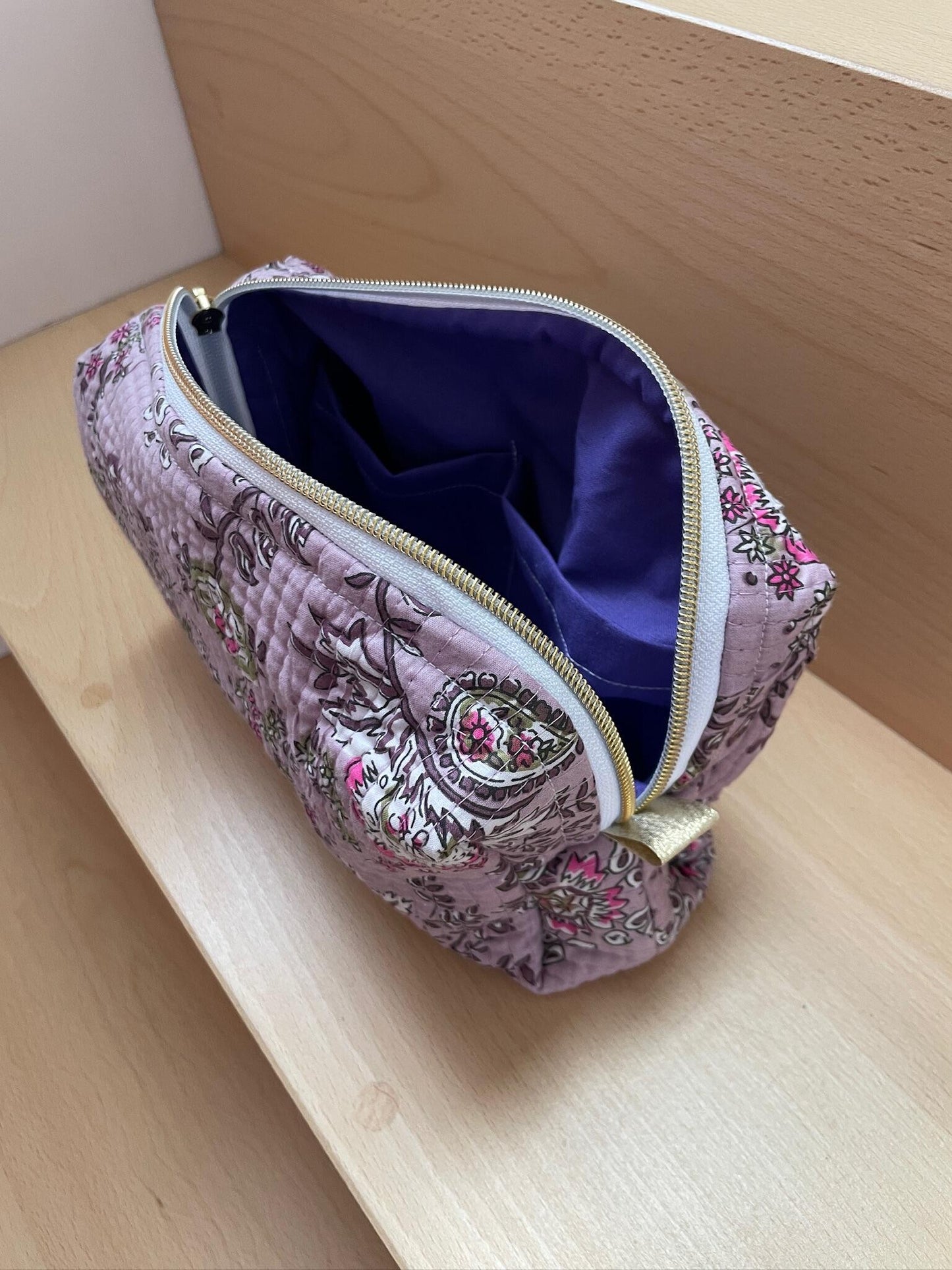 Trousse de toilette violette motif indien ouverte