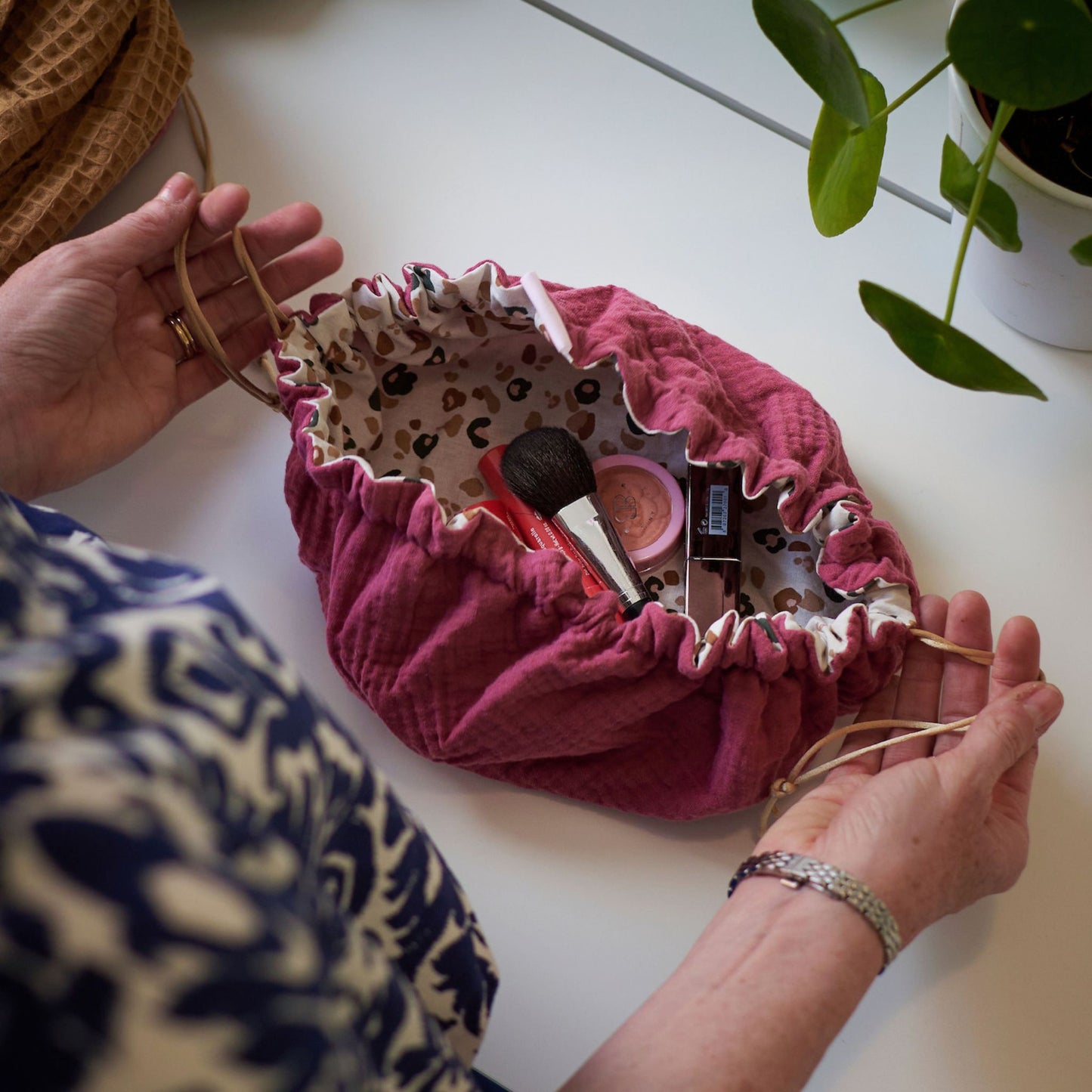 Trousse maquillage Caro– velours côtelé Camel et intérieur coton léopard